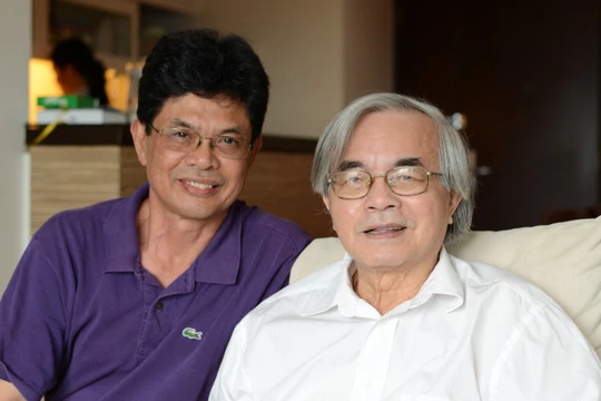 GS TS Phan Đình Diệu (bên phải) và TS Giang Công Thế - chuyên viên Ngân hàng Thế giới tại Việt Nam. (Ảnh do TS Giang Công Thế cung cấp)