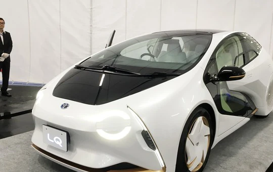 Mẫu xe điện LQ của Toyota có thể giao tiếp với tài xế bằng giọng nói, tự động lái. Ảnh: Tuấn Nguyễn