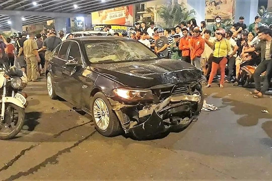 Hiện trường vụ tai nạn khiến nhiều người thương vong tại ngã tư Hàng Xanh. Ảnh T.S. 