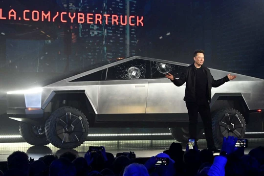 Màn trình diễn của Elon Musk trong ngày ra mắt bán tải điện đã trở thành đề tài đàm tiếu của cư dân mạng