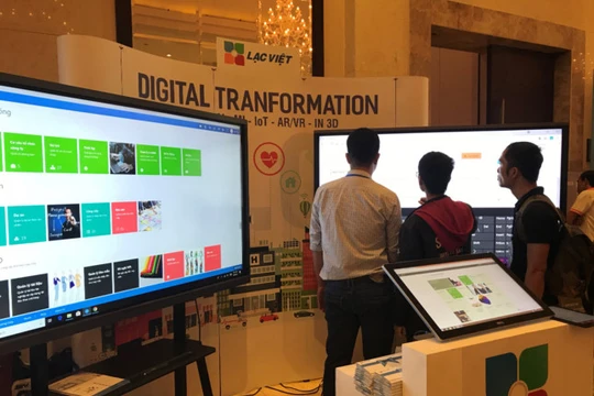 Số hóa nội dung và hiển thị lên các màn hình tương tác để cung cấp các dịch vụ công dân. Giải pháp của Lạc Việt. Ảnh Bích Trâm