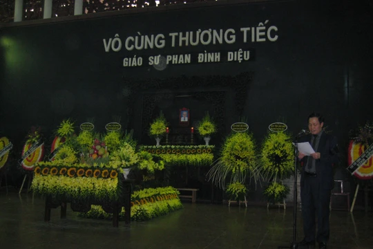 GS TS Nguyễn Hữu Đức - Phó Giám đốc Đại học Quốc gia Hà Nội đọc điếu văn tại lễ tang GS TS Phan Đình Diệu