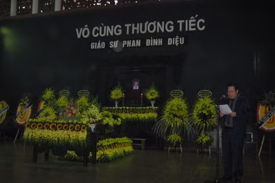 GS TS Nguyễn Hữu Đức - Phó Giám đốc Đại học Quốc gia Hà Nội đọc điếu văn tại lễ tang GS TS Phan Đình Diệu