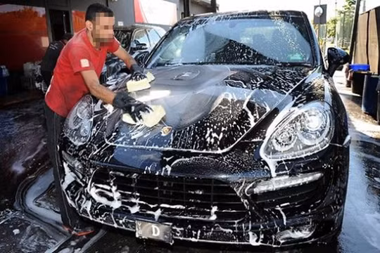 Nếu rửa không đúng cách sẽ khiến xe nhanh chóng bạc màu sơn. Ảnh BD. 