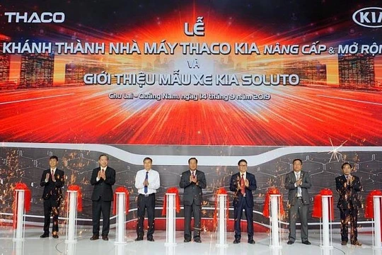 Chủ tịch HĐQT Thaco Trần Bá Dương (thứ ba từ trái) và ông Huỳnh Khánh Toàn - Phó Chủ tịch UBND tỉnh Quảng Nam (đứng giữa) cùng ban lãnh đạo Thaco cắt băng khánh thành nhà máy Thaco Kia nâng cấp mở rộng sáng 14/9/2019