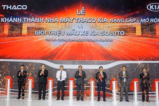 Chủ tịch HĐQT Thaco Trần Bá Dương (thứ ba từ trái) và ông Huỳnh Khánh Toàn - Phó Chủ tịch UBND tỉnh Quảng Nam (đứng giữa) cùng ban lãnh đạo Thaco cắt băng khánh thành nhà máy Thaco Kia nâng cấp mở rộng sáng 14/9/2019