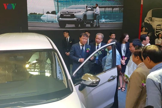 Thứ trưởng Bộ Công thương Đỗ Thắng Hải tham quan triển lãm. 