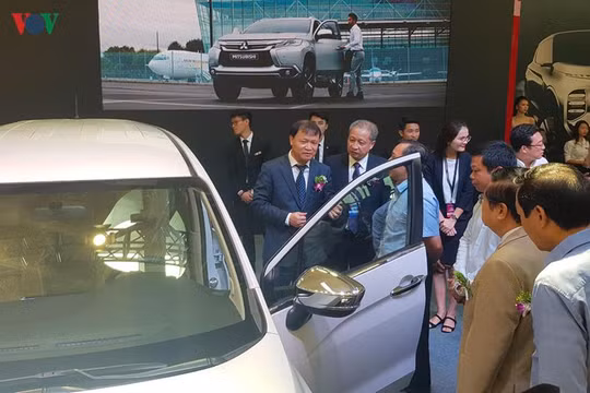 Thứ trưởng Bộ Công thương Đỗ Thắng Hải tham quan triển lãm. 