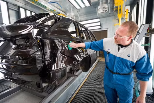 công nhân đang làm việc tại một nhà máy ô tô ở Mỹ