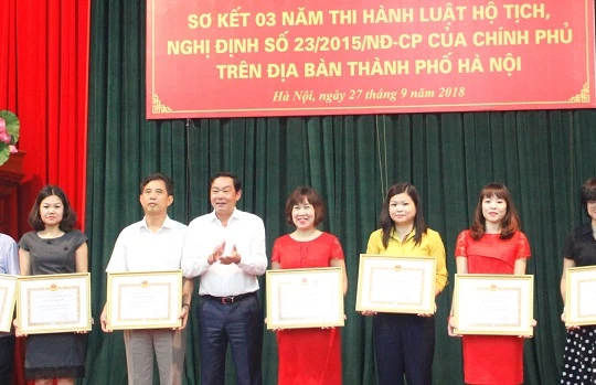 Phó Chủ tịch UBND TP Hà Nội Lê Hồng Sơn trao tặng Bằng khen của Chủ tịch UBND TP Hà Nội cho các tập thể. Ảnh: Thái San 