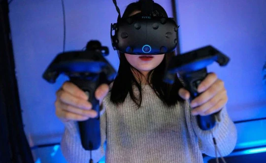 Một người đang thử trò chơi thực tế ảo tại một cơ sở VR ở Thượng Hải, Trung Quốc - Ảnh: AFP