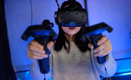 Một người đang thử trò chơi thực tế ảo tại một cơ sở VR ở Thượng Hải, Trung Quốc - Ảnh: AFP