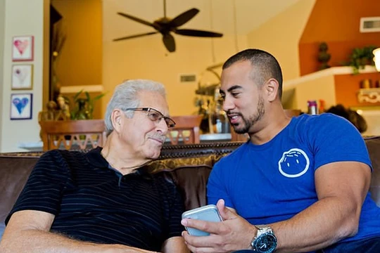 Rất nhiều người già sống một mình trong sự buồn tẻ bởi lẽ con cái họ quá bận rộn với công việc, những đứa cháu đi học xa nhà. Đó là lý do mà nhiều ứng dụng giải quyết sự cô đơn cho người già ra đời - Ảnh: Papa