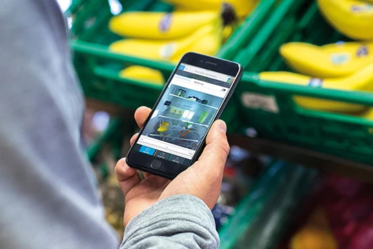 Kiểm tra những gì trong tủ lạnh của bạn từ siêu thị bằng cách sử dụng ứng dụng Home Connect. Ảnh: The Sunday Time 