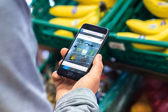 Kiểm tra những gì trong tủ lạnh của bạn từ siêu thị bằng cách sử dụng ứng dụng Home Connect. Ảnh: The Sunday Time 