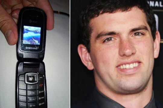 Andrew Luck và điện thoại nắp gập của Samsung.