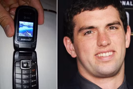 Andrew Luck và điện thoại nắp gập của Samsung.