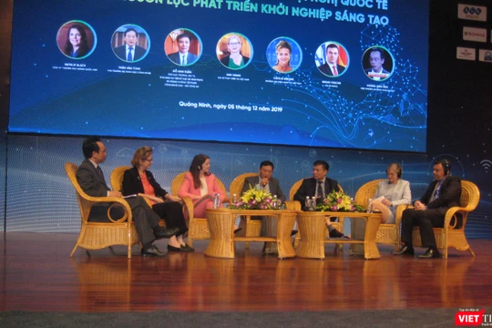 Hiệu trưởng Đại học Bách khoa Hà Nội Hoàng Minh Sơn (bên trái) điều khiển phần giao lưu với Thứ trưởng Trần Văn Tùng và các khách mời nước ngoài