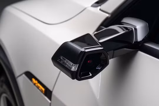 Gương chiếu hậu "camera" trên mẫu xe điện Audi e-tron. Ảnh: The Drive 