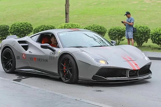 Một mẫu Ferrari 488 GTB độ SVR hàng độc lăn bánh tại Hà Nội. 