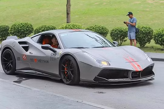 Một mẫu Ferrari 488 GTB độ SVR hàng độc lăn bánh tại Hà Nội. 
