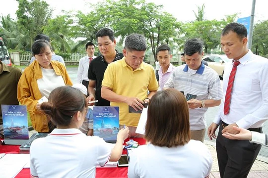 Đầu giờ sáng, đã có đông khách hàng đến đăng ký lái thử xe VinFast Fadil và nghe tư vấn mua xe