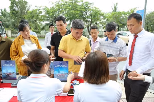 Đầu giờ sáng, đã có đông khách hàng đến đăng ký lái thử xe VinFast Fadil và nghe tư vấn mua xe