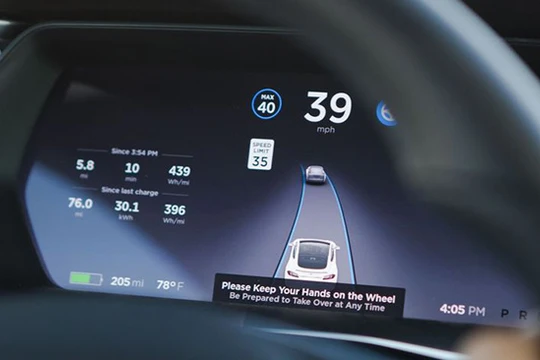 Hệ thống Autopilot yêu cầu người lái luôn đặt tay trên vô-lăng. 