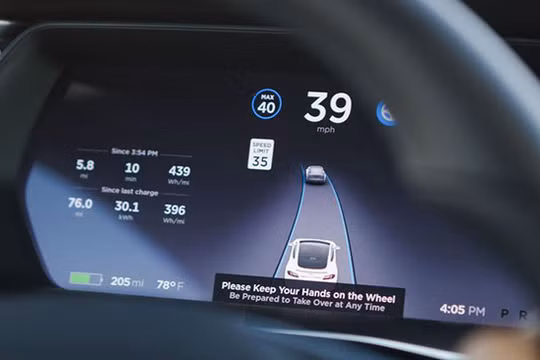 Hệ thống Autopilot yêu cầu người lái luôn đặt tay trên vô-lăng. 