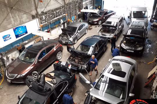 Gara chật kín xe đến sửa điều hòa trong những ngày qua.