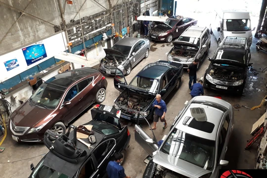 Gara chật kín xe đến sửa điều hòa trong những ngày qua.