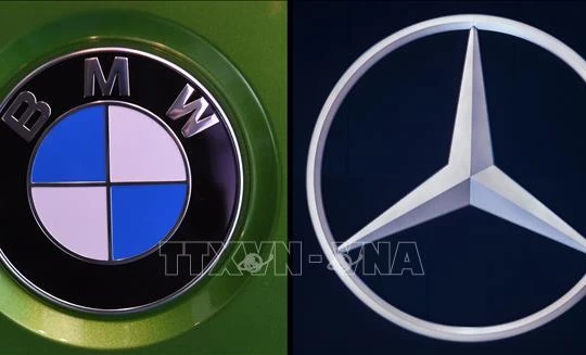  Logo của hai tập đoàn ô tô Đức BMW và Mercedes Daimler. Ảnh: AFP/TTXVN 