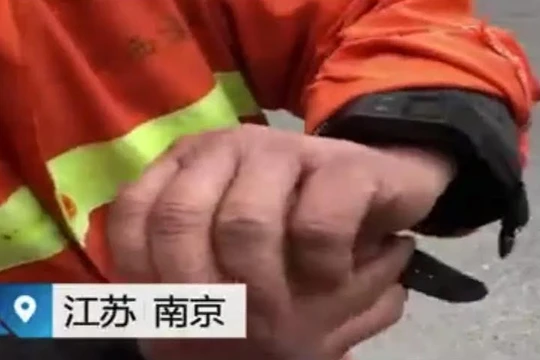 Công nhân vệ sinh TQ phải đeo thiết bị GPS giám sát