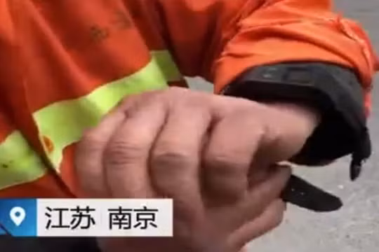 Công nhân vệ sinh TQ phải đeo thiết bị GPS giám sát