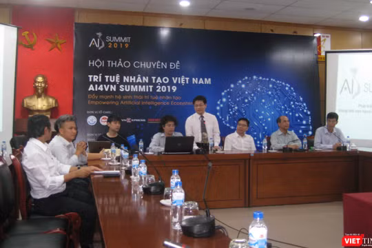 GS TS Nguyễn Thanh Thủy - Chủ tịch CLB các khoa, viện, trường đào tạo CNTT chủ trì hội thảo