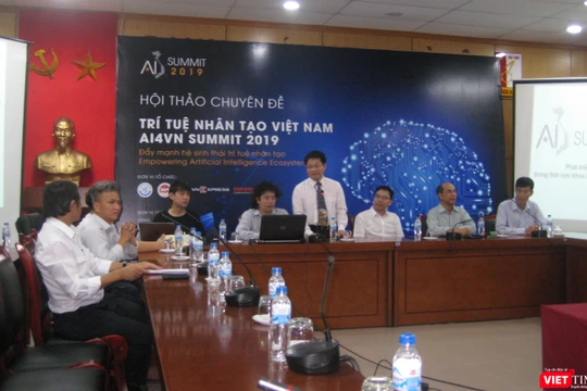 GS TS Nguyễn Thanh Thủy - Chủ tịch CLB các khoa, viện, trường đào tạo CNTT chủ trì hội thảo