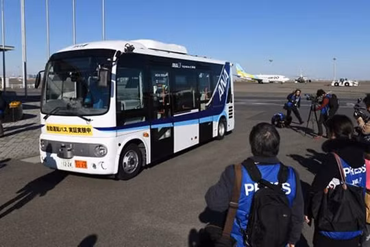 Phóng viên chuẩn bị đi thử xe buýt mini tự lái ở Sân bay Quốc tế Haneda tại Tokyo. Ảnh: AFP.