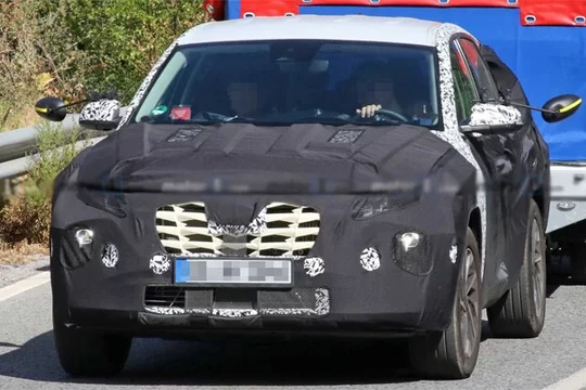 Tucson thế hệ mới ngụy trang toàn thân, kéo theo rơ-moóc. Ảnh: Motor1
