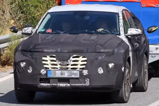 Tucson thế hệ mới ngụy trang toàn thân, kéo theo rơ-moóc. Ảnh: Motor1