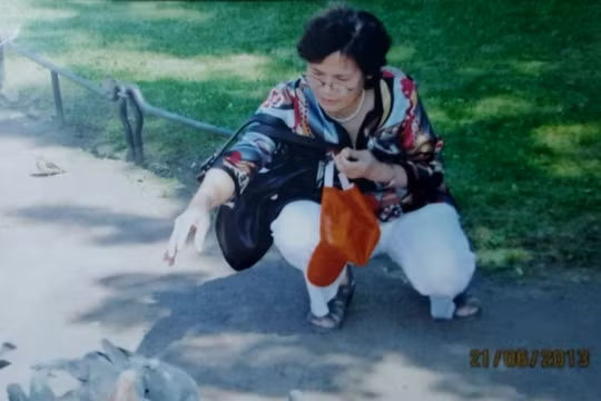 Cô giáo Đỗ Diệu Vân cho chim bồ câu ăn ở Moscow. Ảnh do gia đình cung cấp.