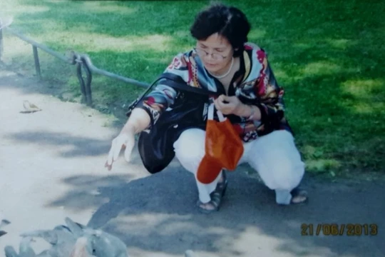 Cô giáo Đỗ Diệu Vân cho chim bồ câu ăn ở Moscow. Ảnh do gia đình cung cấp.