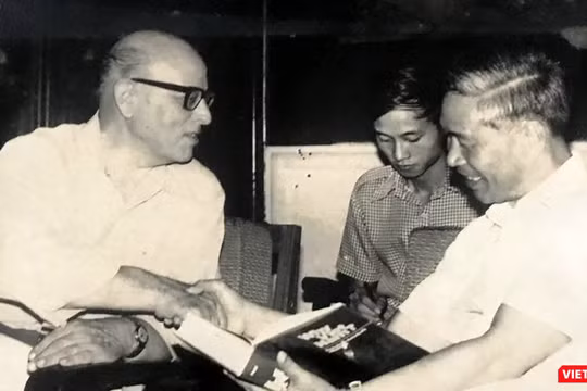 Patti tặng Bộ trưởng Nguyễn Cơ Thạch cuốn sách "Why Vietnam" (xuất bản năm 1980) vào giữa năm 1982.