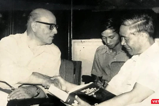 Patti tặng Bộ trưởng Nguyễn Cơ Thạch cuốn sách "Why Vietnam" (xuất bản năm 1980) vào giữa năm 1982.
