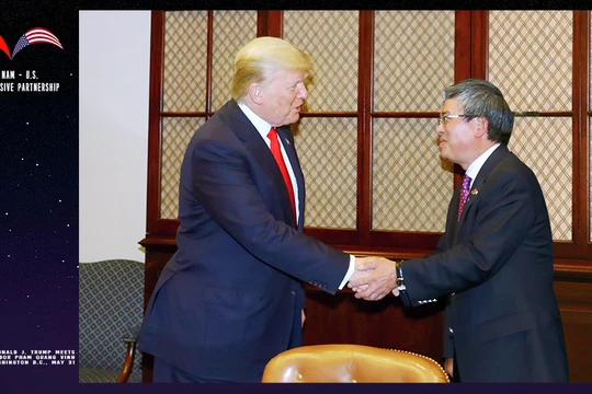 Đại sứ Phạm Quang Vinh bắt tay Tổng thống Mỹ Donald Trump trong chuyến thăm của Thủ tướng Nguyễn Xuân Phúc đến Mỹ tháng 5/2017