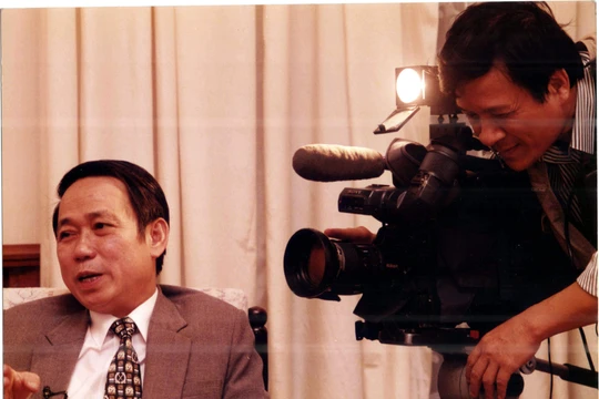 Nhà báo Nguyễn Văn Vinh quay cố Thứ trưởng Lê Mai trước giờ đàm phán. Copyright Nguyễn Văn Vinh