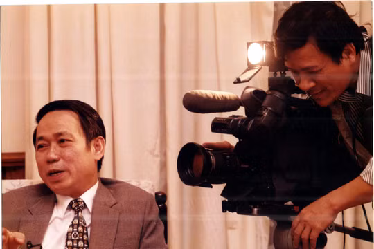 Nhà báo Nguyễn Văn Vinh quay cố Thứ trưởng Lê Mai trước giờ đàm phán. Copyright Nguyễn Văn Vinh