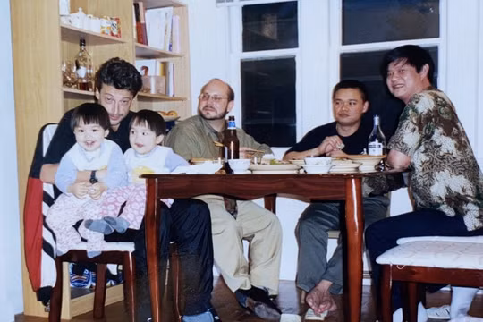 Bạch Ngọc Chiến (thứ hai từ phải sang) gặp Kevin Baerson và người viết chính của "Country Report" (bìa trái) (Ảnh do nhân vật cung cấp)