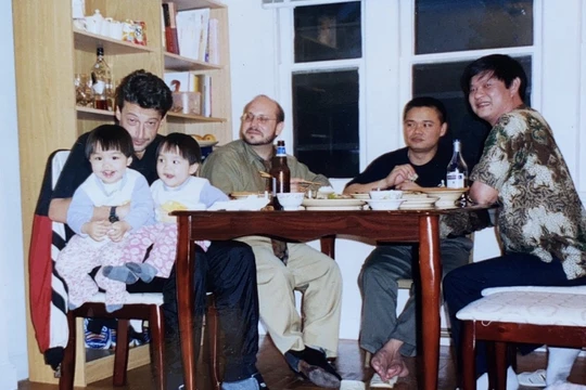 Bạch Ngọc Chiến (thứ hai từ phải sang) gặp Kevin Baerson và người viết chính của "Country Report" (bìa trái) (Ảnh do nhân vật cung cấp)