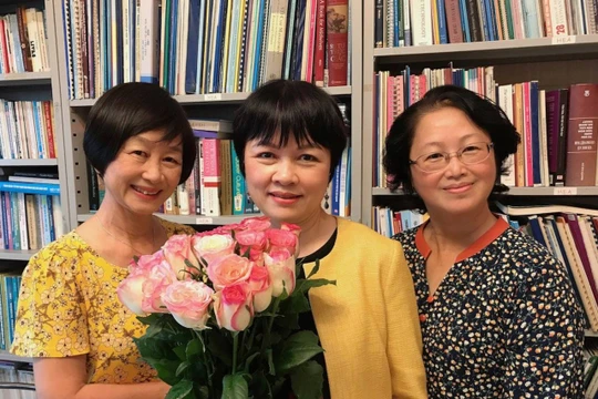 TS Khuất Thu Hồng (giữa)