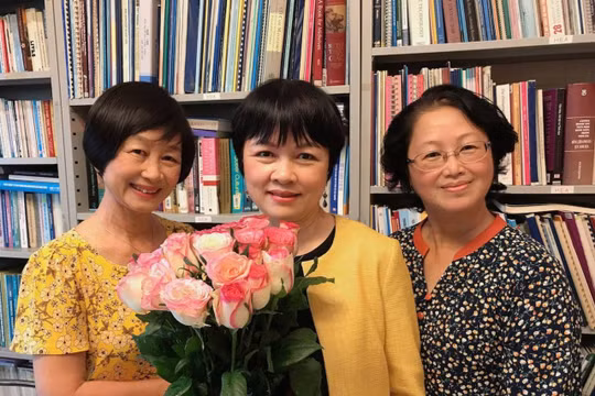 TS Khuất Thu Hồng (giữa)